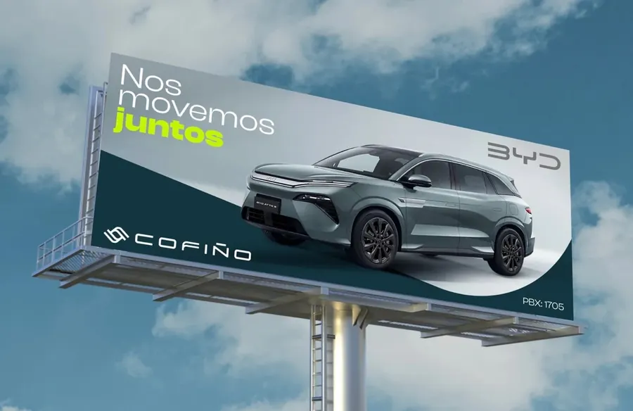 Valla de Cofiño en un cielo nublado con una SUV de BYD y el texto Nos movemos juntos, por CBAS