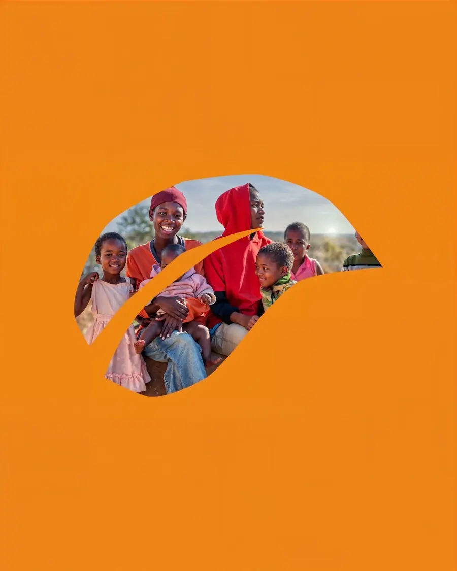 Niños y jóvenes sonriendo al aire libre dentro de una forma de hoja sobre fondo naranja, portada de ONAY por CBAS