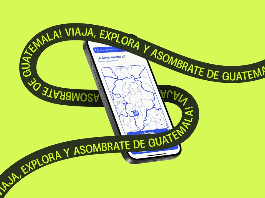VOY!, app para descubrir Guatemala: celular con mapa sobre fondo verde lima y cinta con el lema de la marca, por CBAS